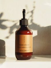 KRÉM NA RUKY, drevitý jantár a koža, 270 ml