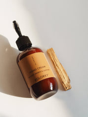 KRÉM NA RUKY, drevitý jantár a koža, 270 ml